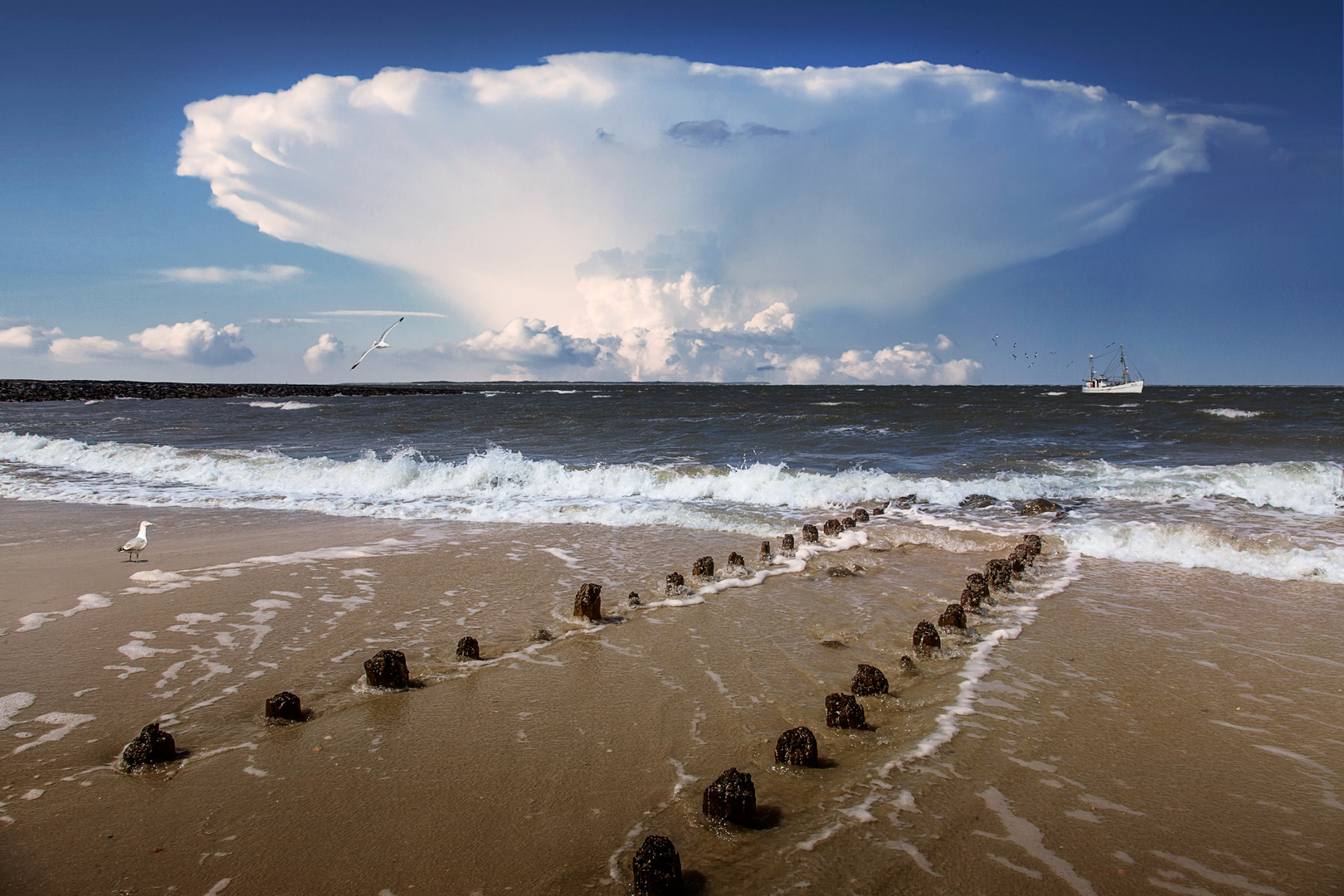 Explosion in den Wolken