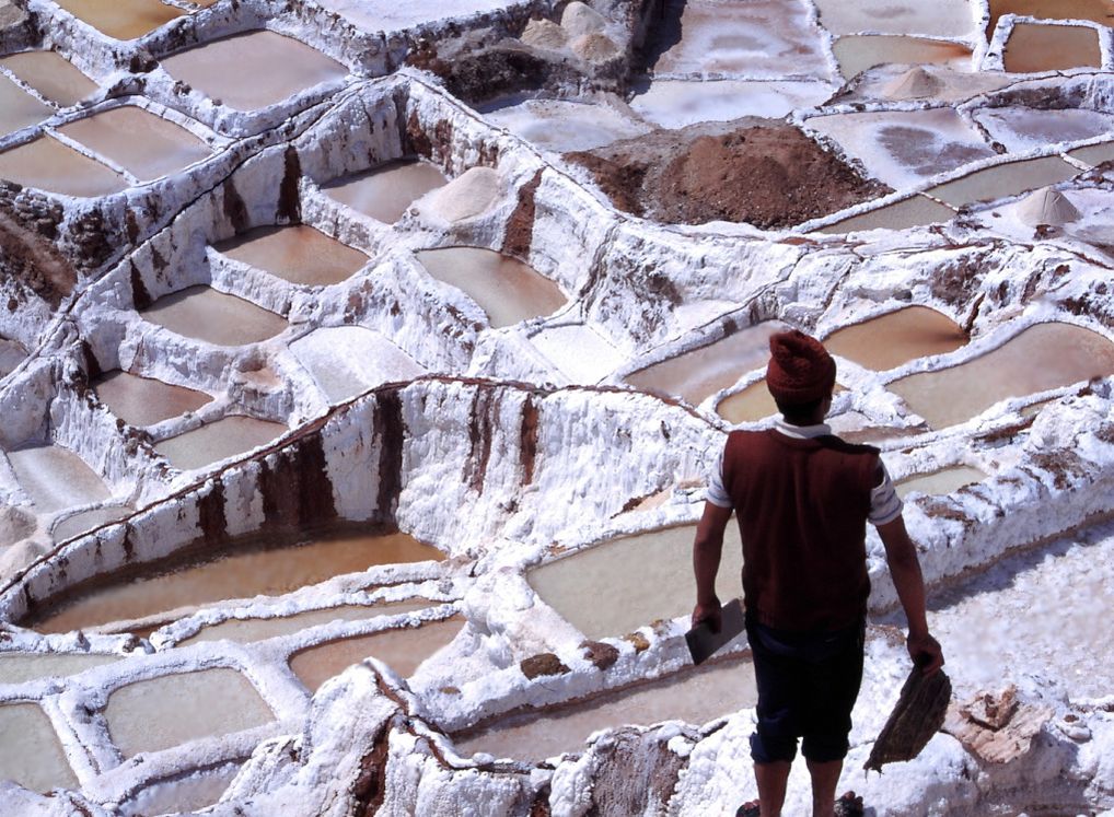 Explotación de la sal y mantenimiento de las pozas en las salinas de Maras.