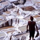 Explotación de la sal y mantenimiento de las pozas en las salinas de Maras.