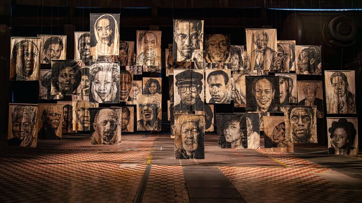  Exponate in s/w; Ausstellung "True Size of Africa", WKE Völklinger Hütte