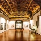 Exposición fotográfica en una sala de la antigua Facultad de Farmacia.