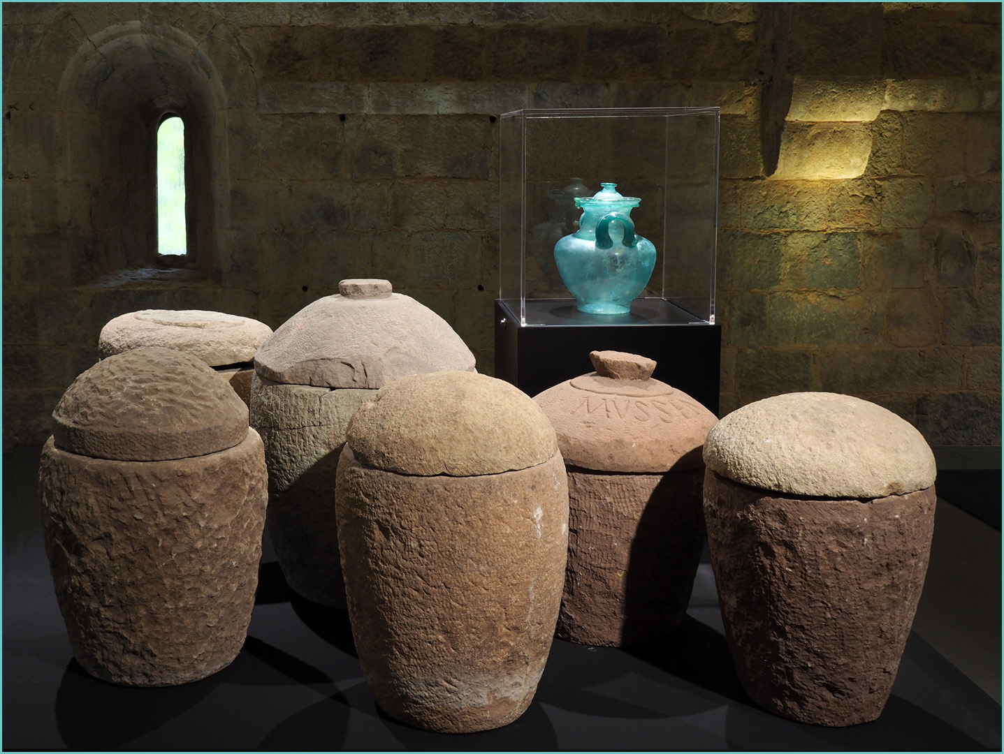 Exposition d’objets romains  --  Abbaye de la Celle.