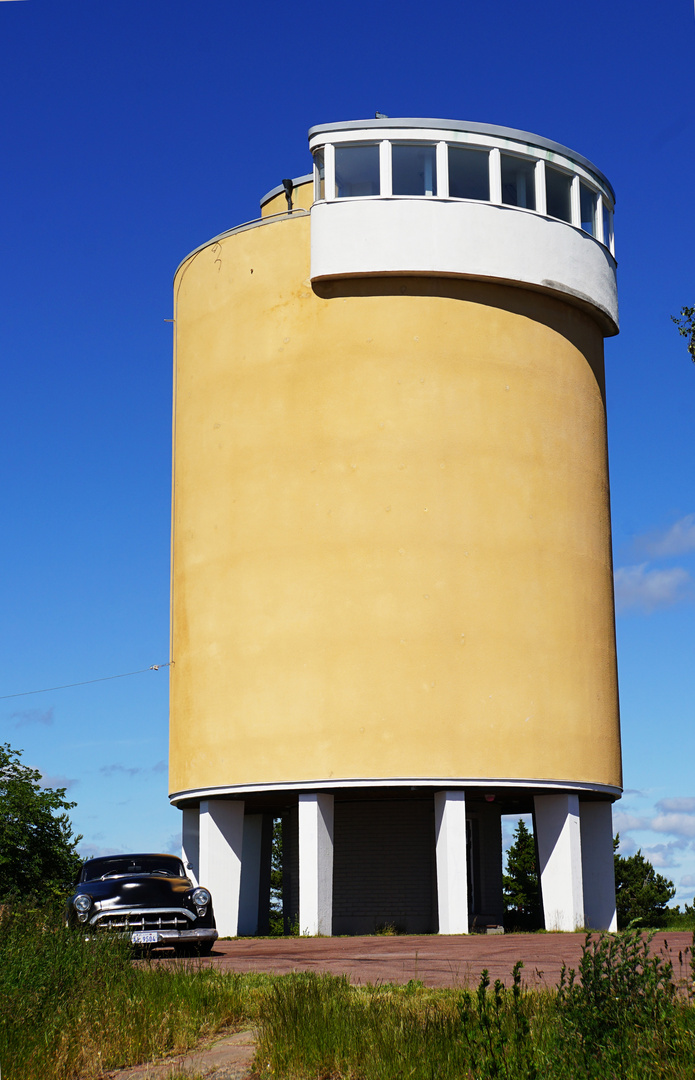 Expressionistischer Wasserturm mit Oldtimer