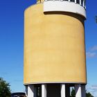 Expressionistischer Wasserturm mit Oldtimer