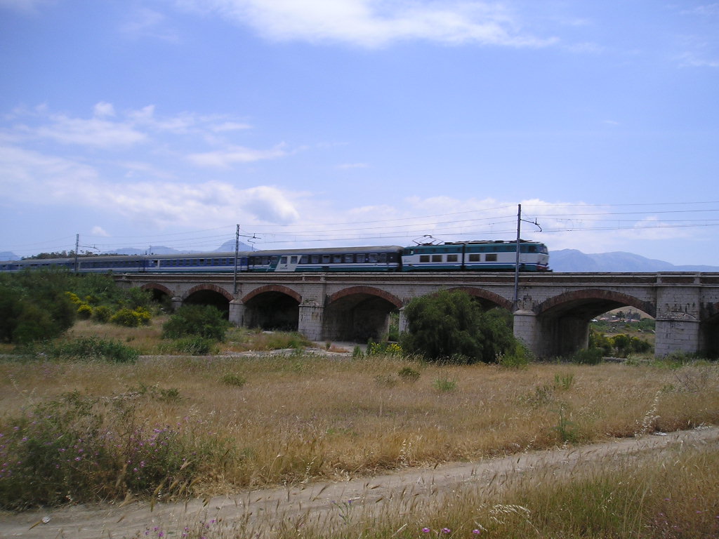 Expresszug auf der Brücke