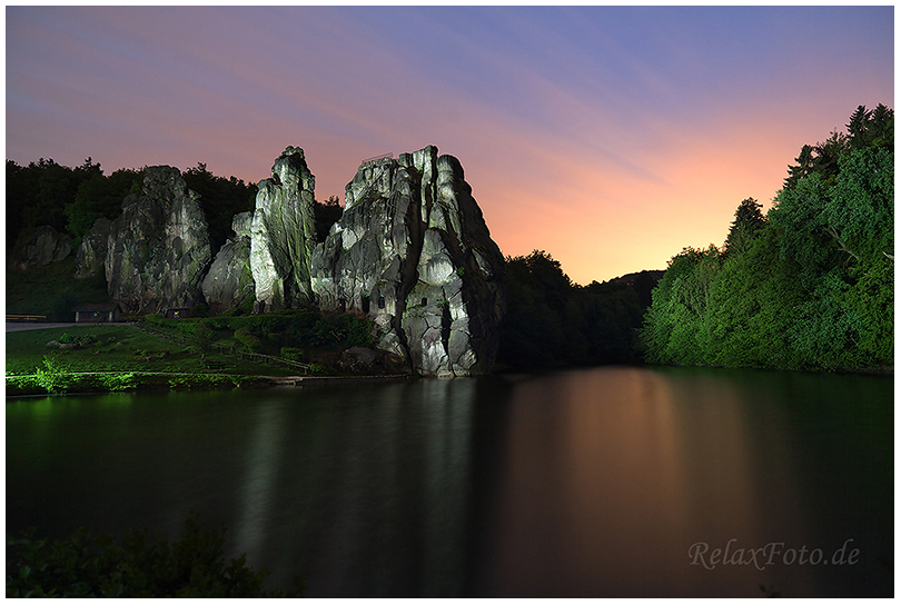 "Externsteine bei Detmold in der Abenddämmerung"