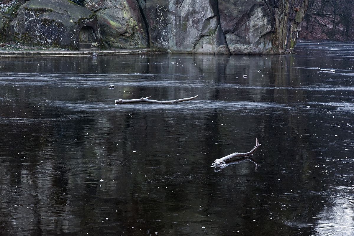 Externsteine - Eis auf dem Teich