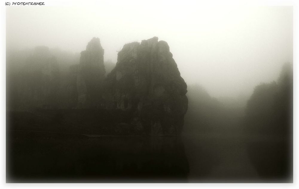 Externsteine im Nebel 02