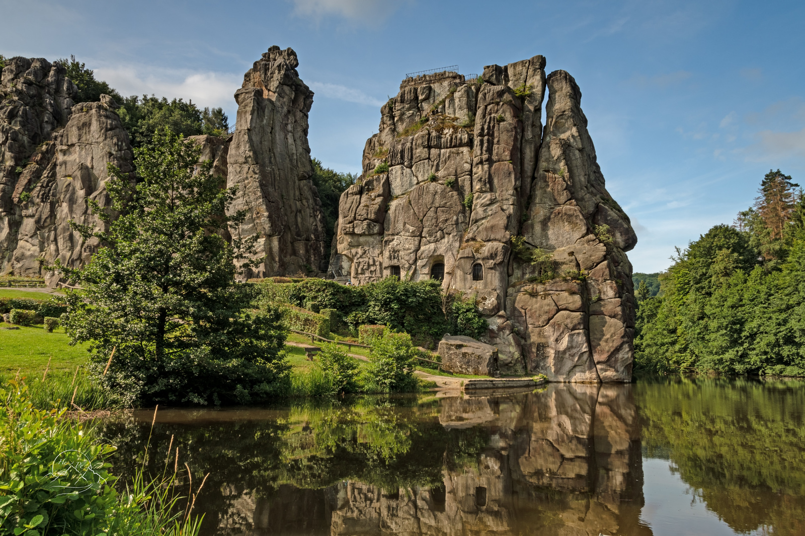 Externsteine mit Reflektion im Wasser 