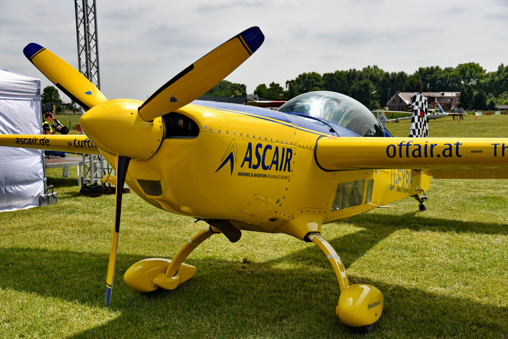 Extra 300 - HB Airshow