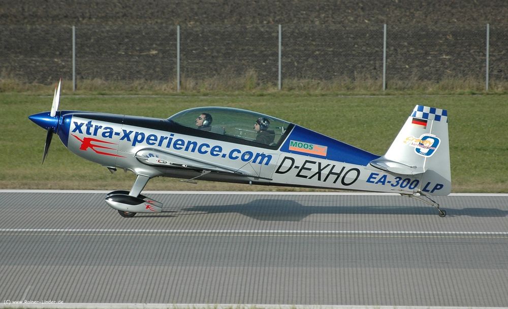 Extra 300 LP D-EXHO zur Landung in Augsburg - Mühlhausen