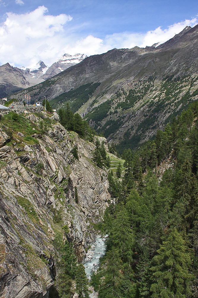 Extra große Tiefe in die Schlucht in Saas Fee für Heinz