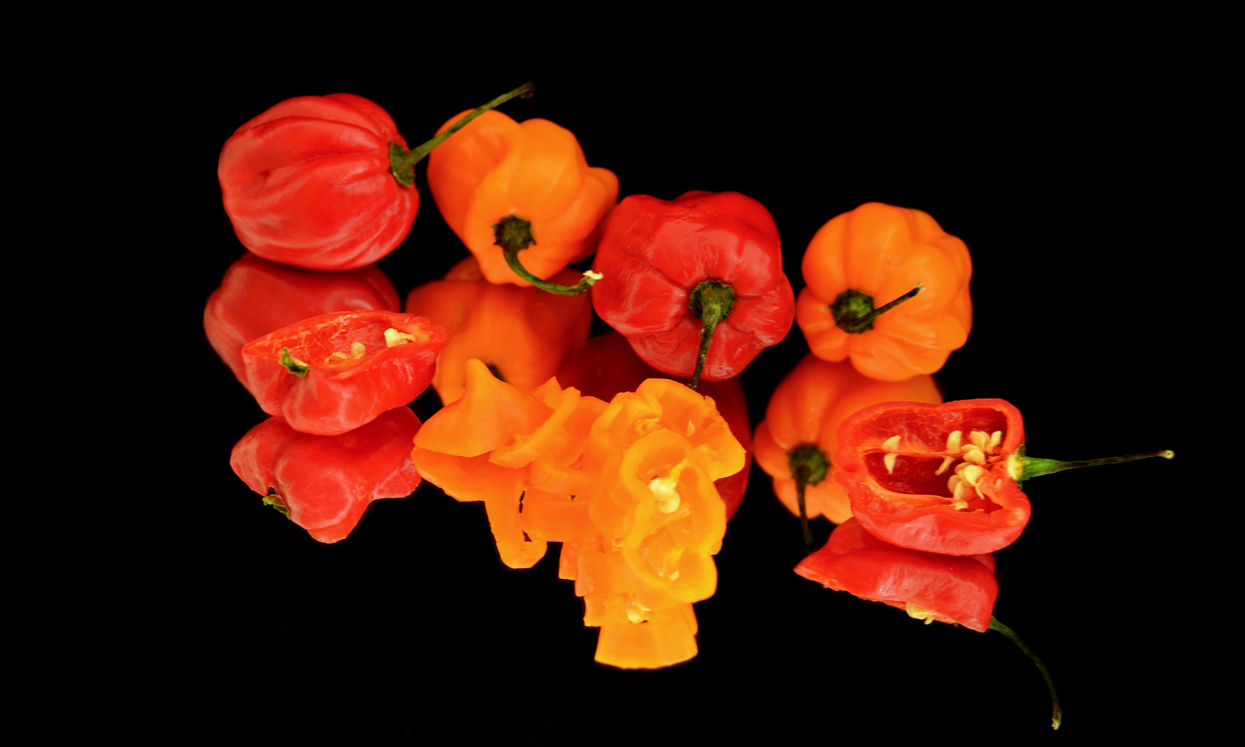 ~ extra scharfe Früchtchen ~ Foto &amp; Bild | stillleben, tabletop, chili ...
