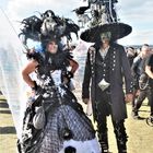 Extravagant kostümiertes Gothic-Pärchen.