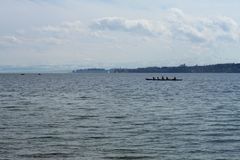 Extrem flaches Alpenpanorama mit Ruderboot
