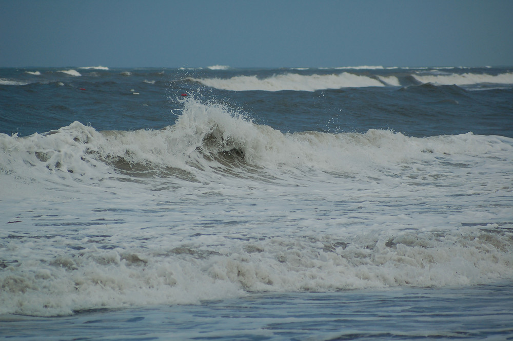 Extreme Wellen in Tunesien am Strand