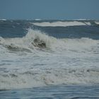 Extreme Wellen in Tunesien am Strand