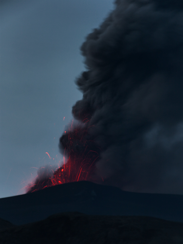 .: Eyjafjallajökull - Fire in the Dark :.