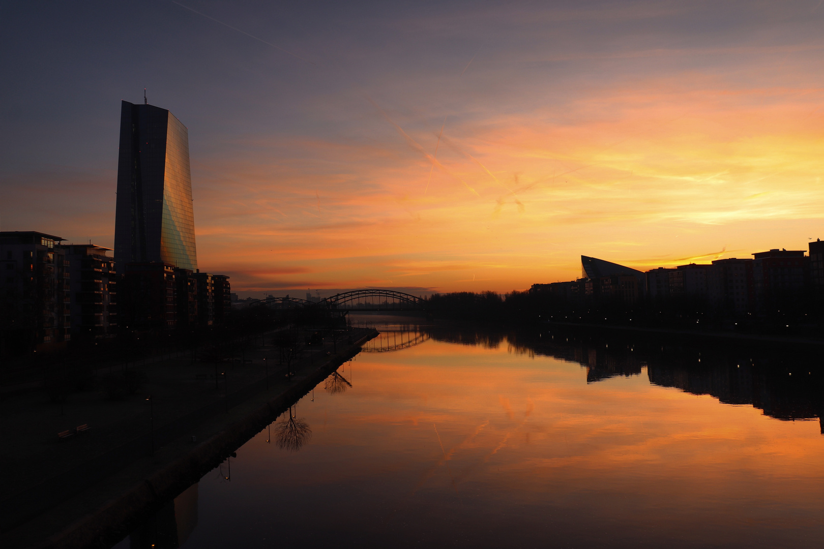 EZB beim Sonnenaufgang