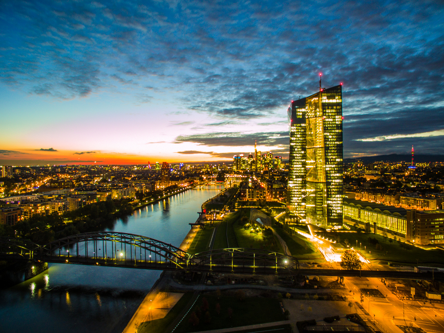 EZB Frankfurt at night