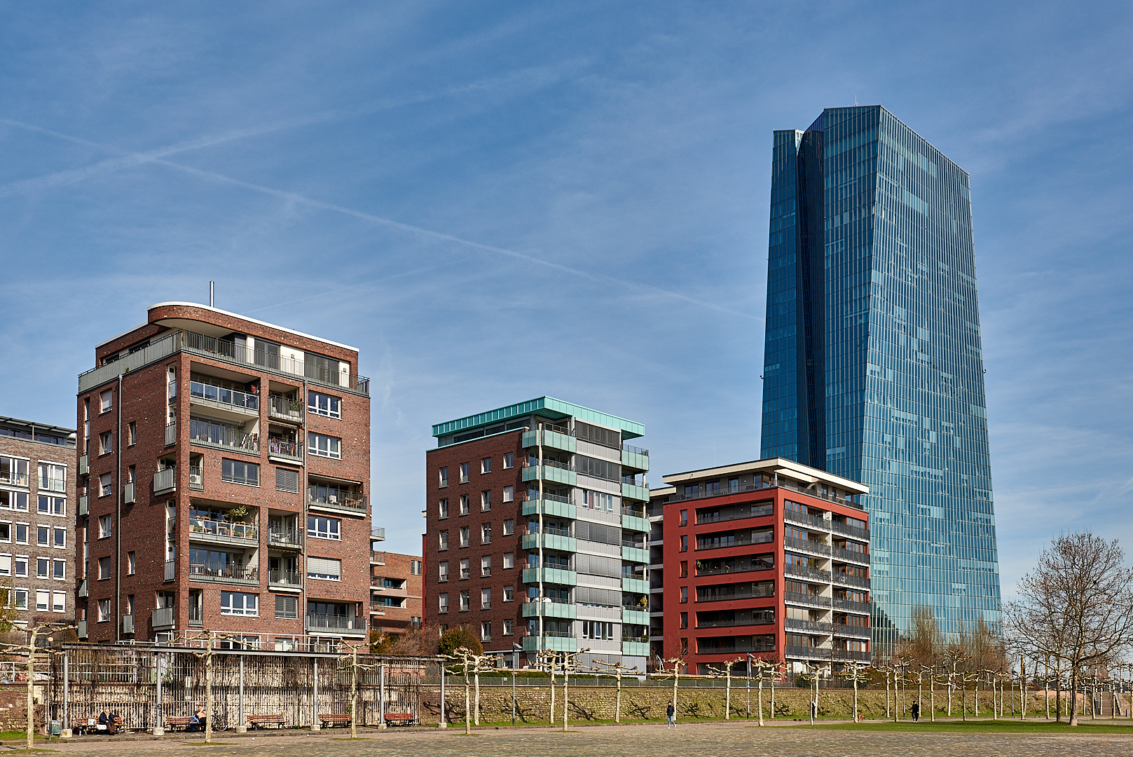 EZB im Ostend von Frankfurt am Main, mit 201 m Gesamthöhe, steigt sie gewaltig in den...