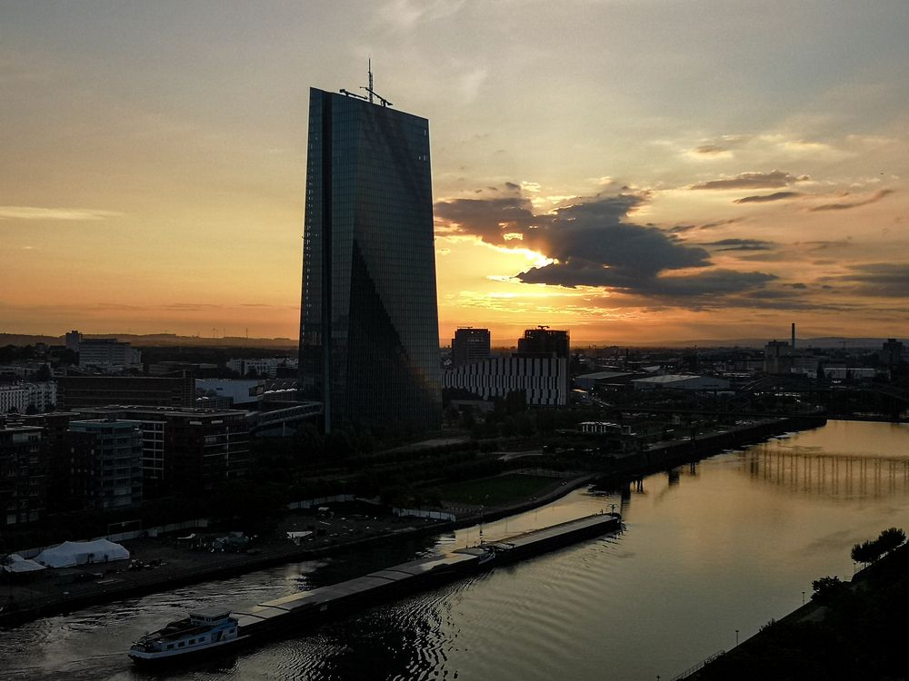 EZB im Sonnenaufgang