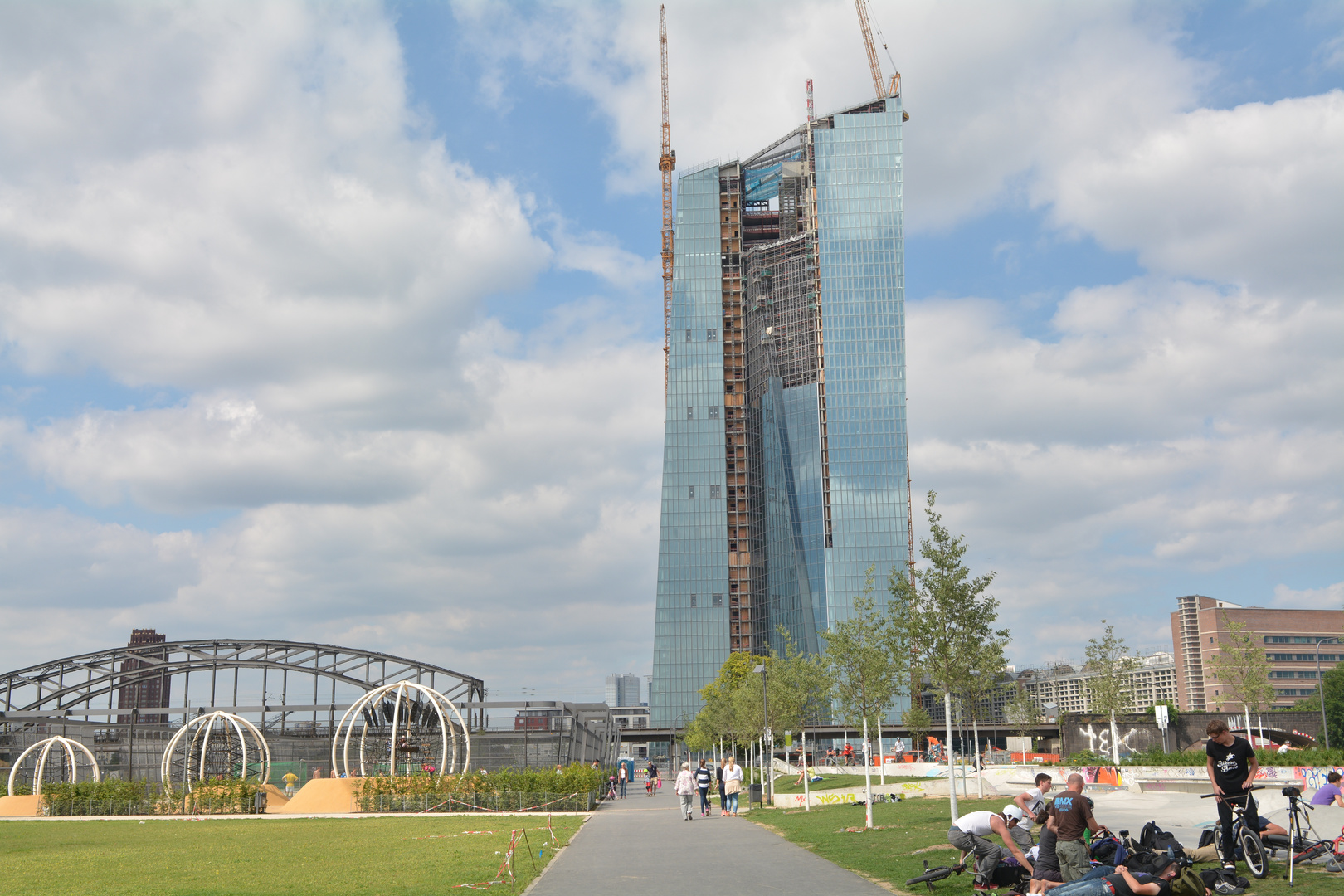 EZB-Neubau Frankfurt mit Hafenpark August 2013