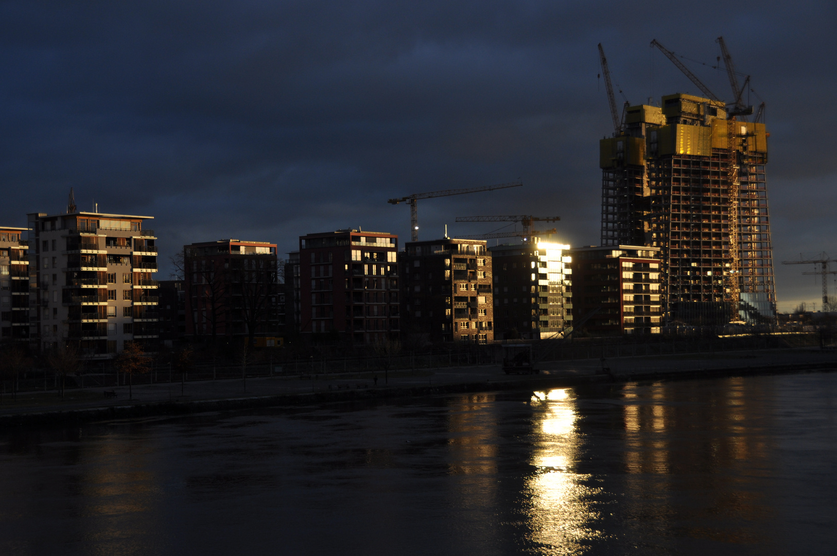 EZB-Neubau in Frankfurt im Licht der aufgehenden Sonne