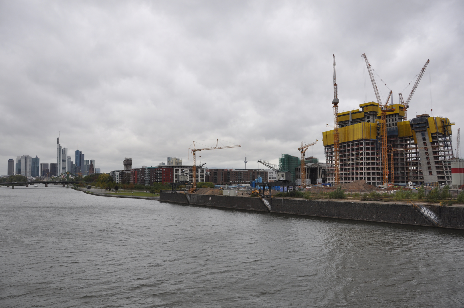 EZB-Neubau von der Deutschherrnbrücke aus