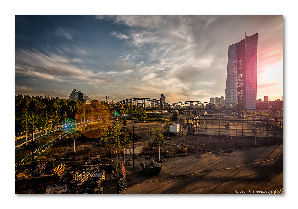 EZB und alte Eisenbahnbrücke