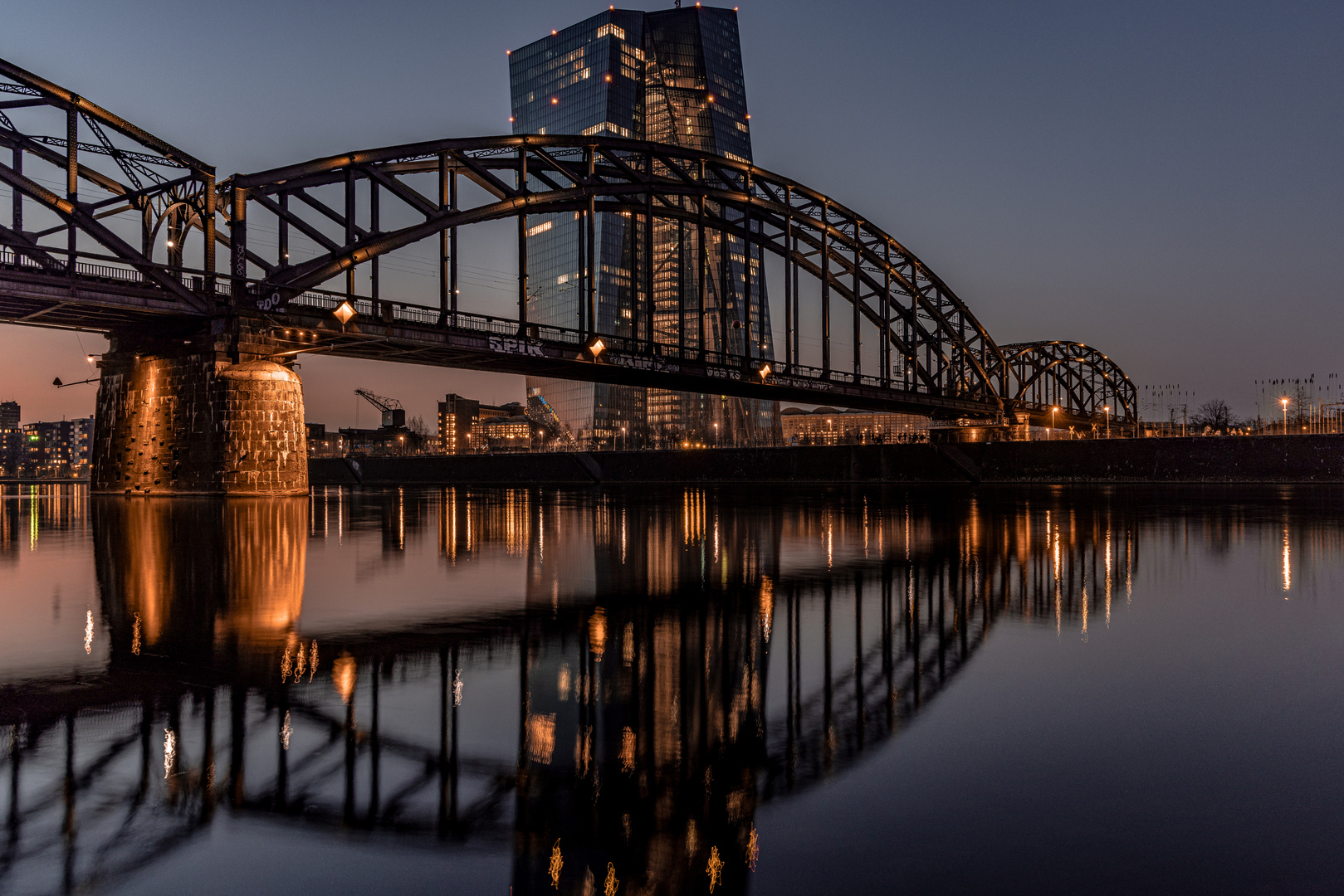 EZB und Eisenbahnbrücke in Frankfurt am Main 