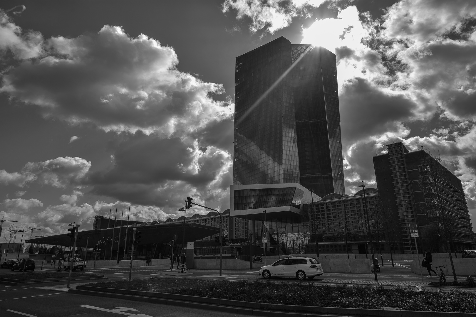 EZB unter Wolken im Gegenlicht