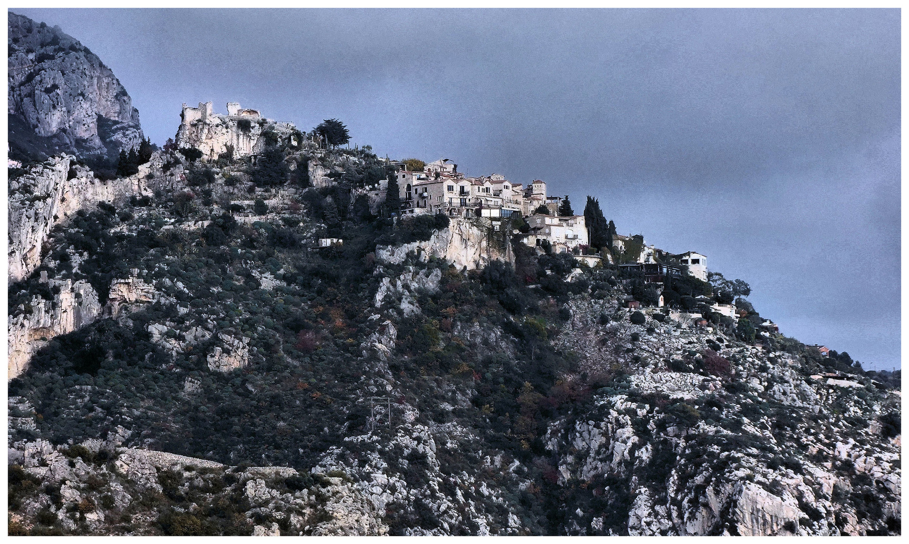 Eze-village dans la brume