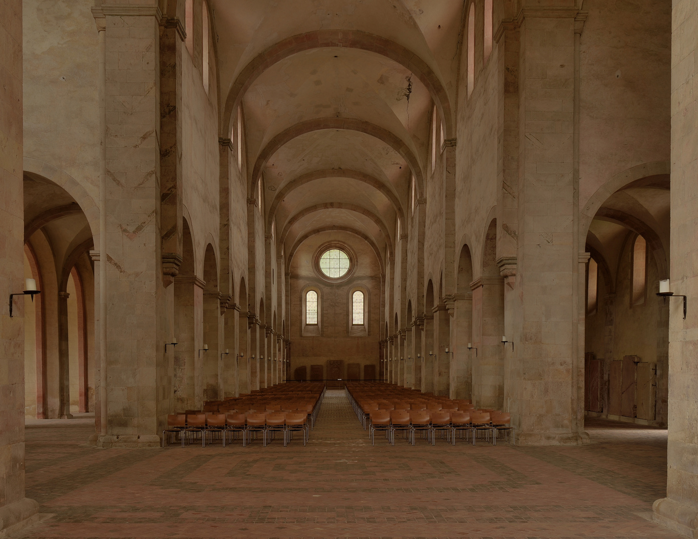 F 11 Vollbild. BASILIKA (KLOSTERKIRCHE)  Eberbach gehört zu bedeutendsten Kunstdenkmälern Europas.