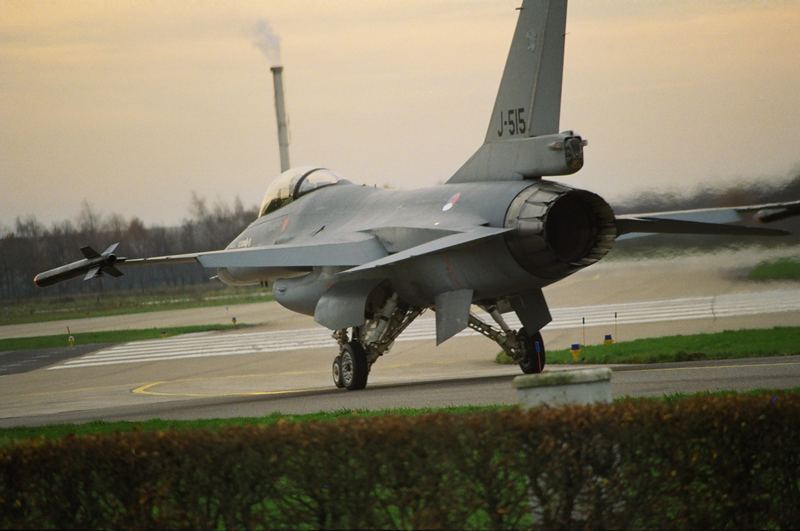 F-16 auf dem Weg zum Runway
