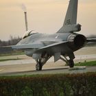 F-16 auf dem Weg zum Runway