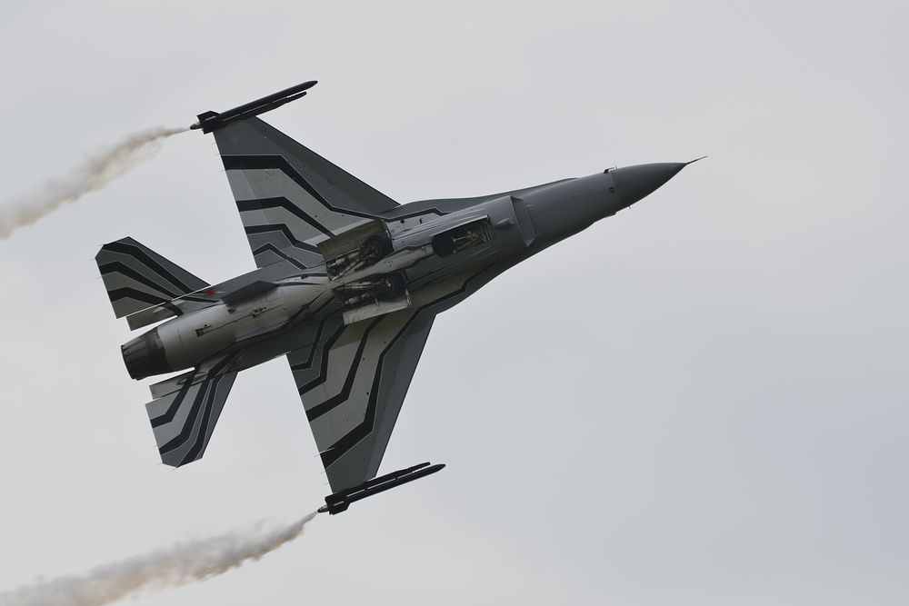 F-16 .