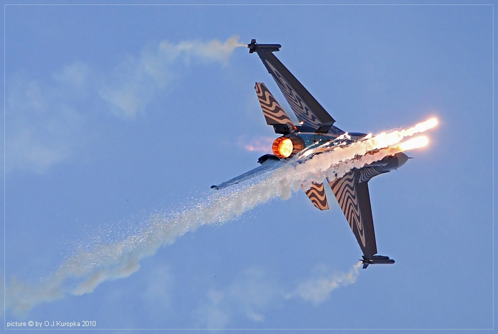 ~ F 16 Demo Flares @ Sanicole 2010 ~
