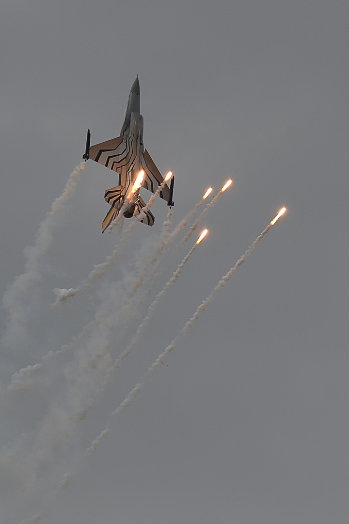 F-16 ..