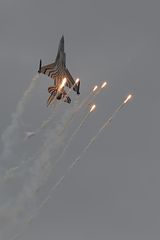 F-16 ..