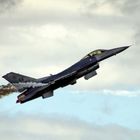 F 16 Fighting Falcon im Steigflug