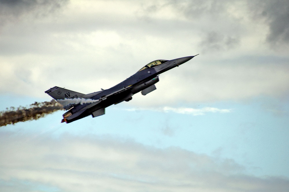 F 16 Fighting Falcon im Steigflug