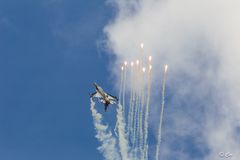 F-16 & Flares