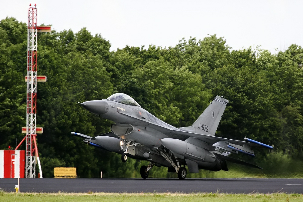 F-16 touch the Ground