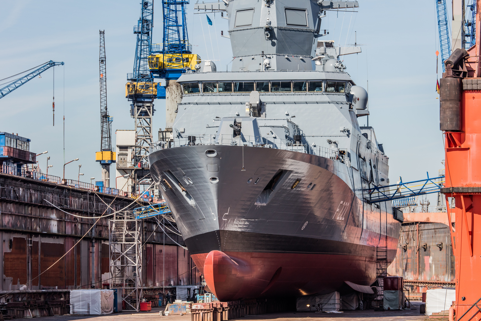 F 222 - FREGATTE BADEN-WÜRTTEMBERG - im Dock bei Blohm + Voss