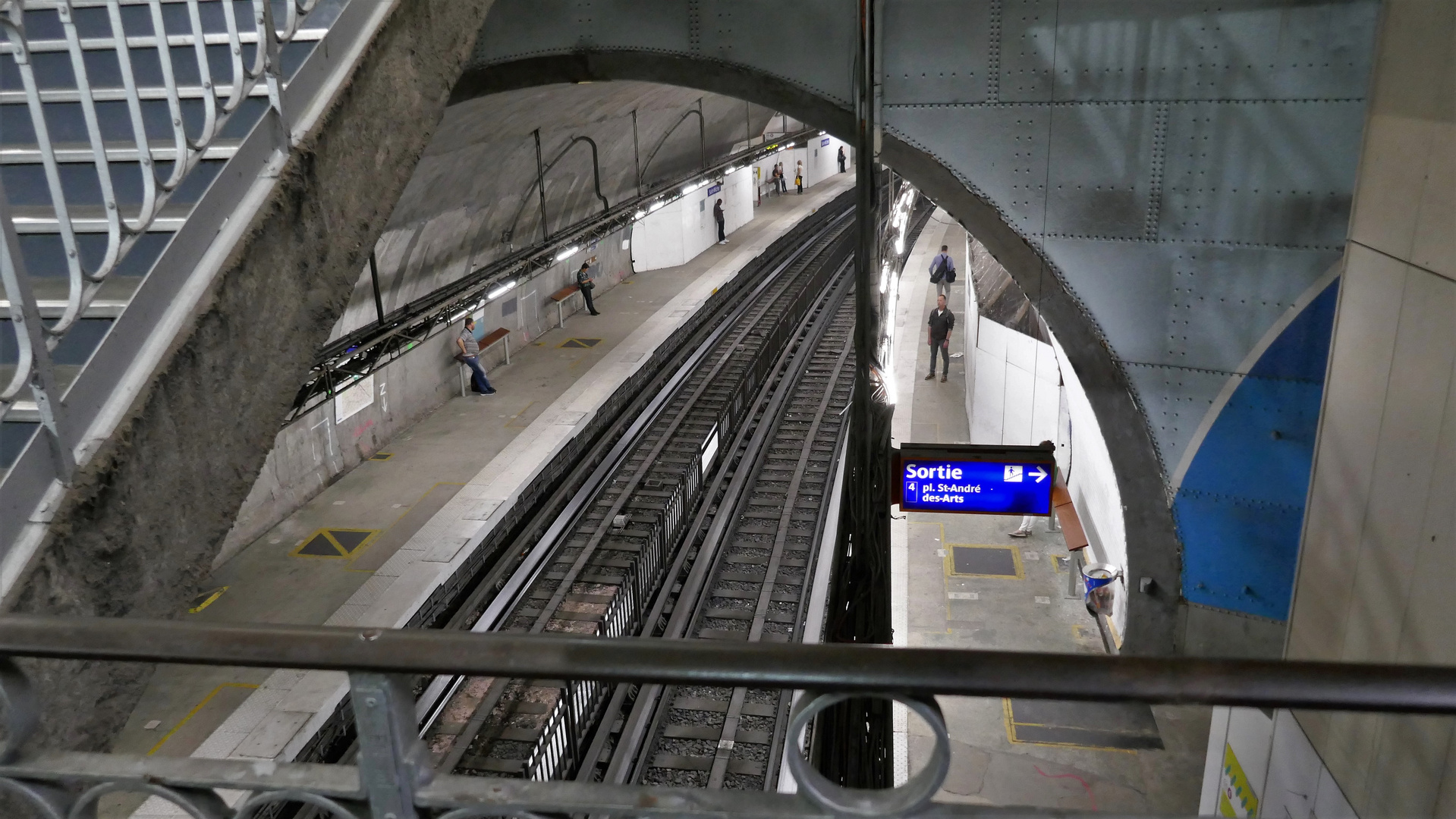 F-BE 18: Paris. Banlieue. Métro. Soir.