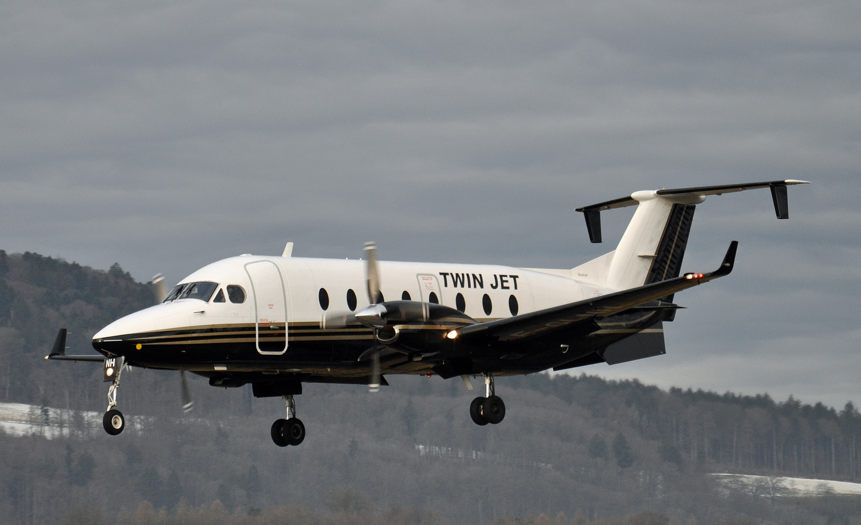 F-GLNH, Beech 1900D, Twin Jet in BRN