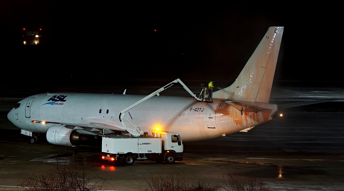 F-GZTJ beim Enteisen