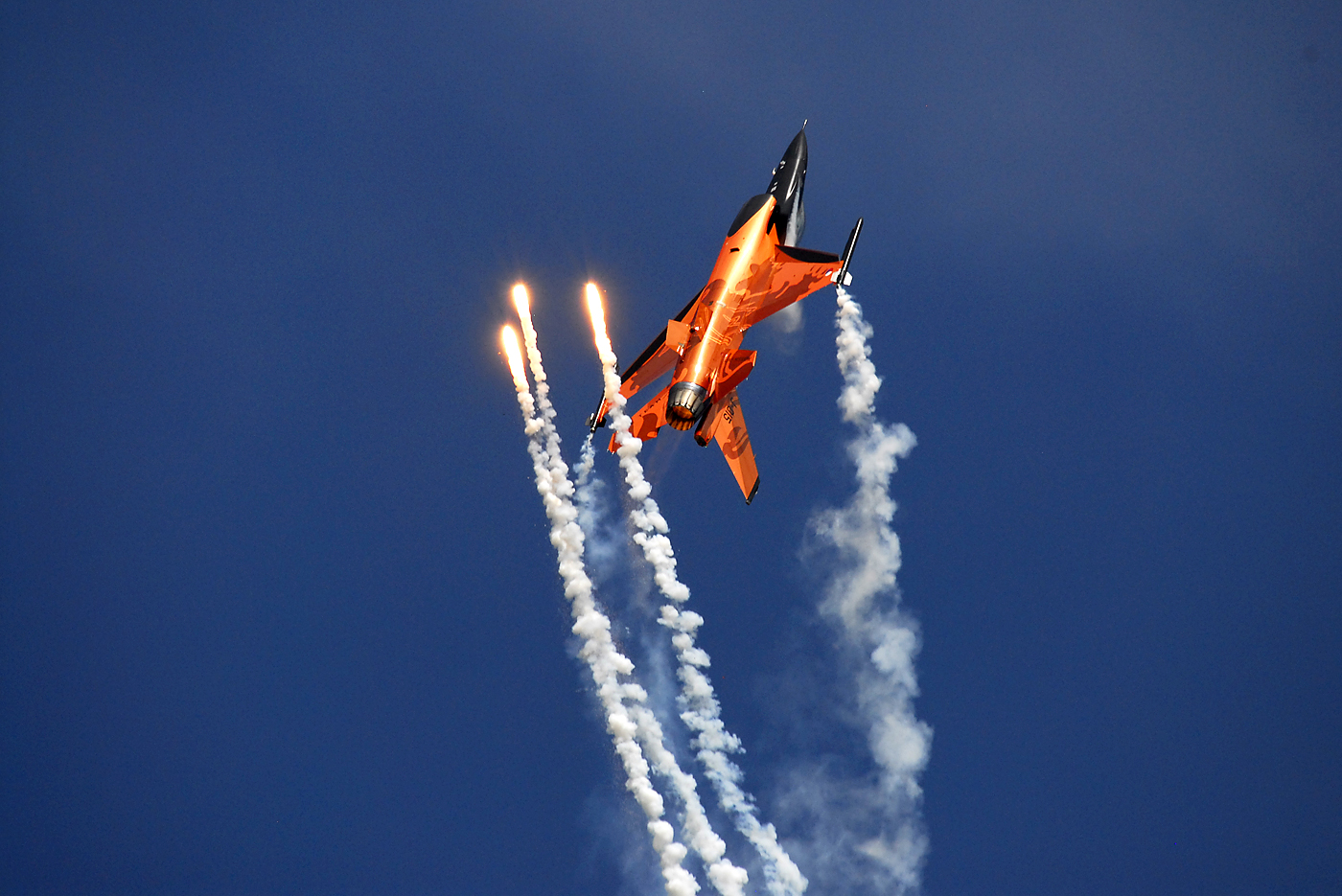 F16 Fighting Falcon beim Ausstoss von Flares