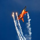 F16 Fighting Falcon beim Ausstoss von Flares